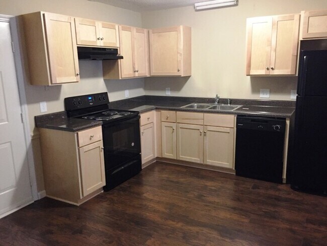 Building Photo - Charming townhouse convenient to downtown Concord!