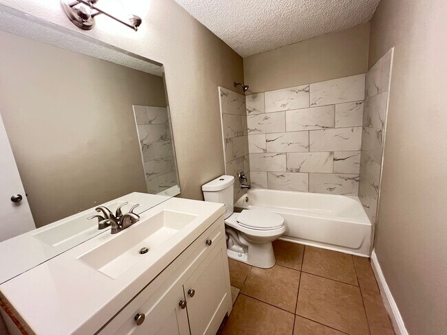 Building Photo - Beautifully Renovated 2 Bedroom, 1 Bathroom Home in Prime Ocala Location! Lawn Care Included!