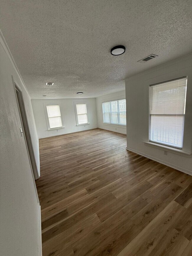 Building Photo - Cozy Single- Family home NLR