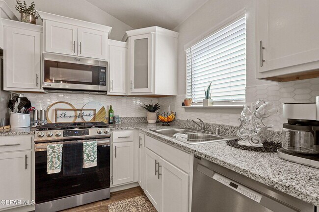 Building Photo - 12741 Gloria Castillo St