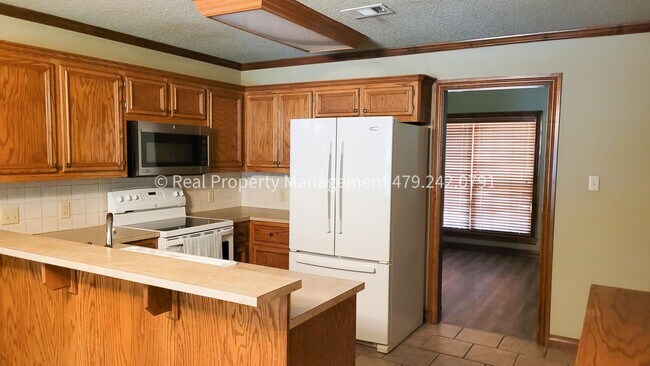 Building Photo - COMING IN JULY! Beautiful 3 bed/2 bath Hom...