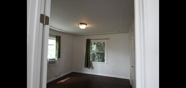 Entry to bedroom - 14715 Addison St