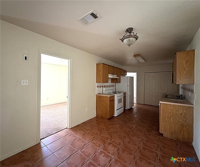 Building Photo - 1002 W Avenue B