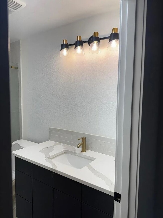 Building Photo - Newly Remodeled 3-Bedroom Bellevue Home with Modern Updates