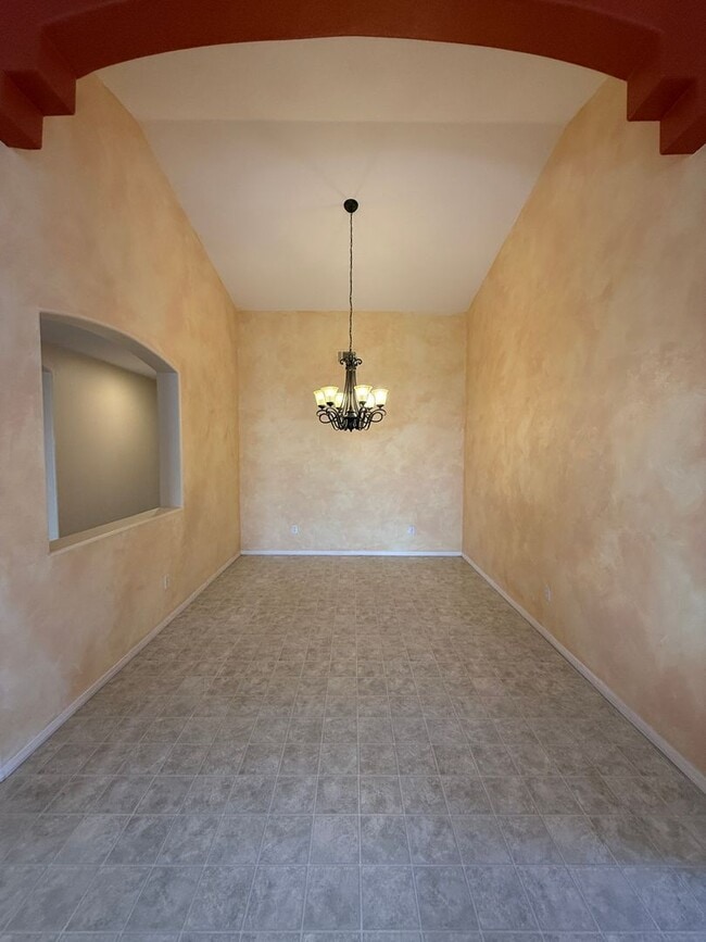 Building Photo - Spacious Single Story 4 Bedroom, 2 Bathroo...