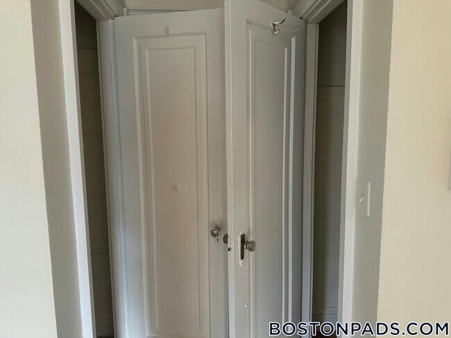 Building Photo - 2045 Commonwealth Ave