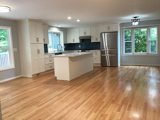 Building Photo - Charming Mukilteo Rambler in a Prime Location
