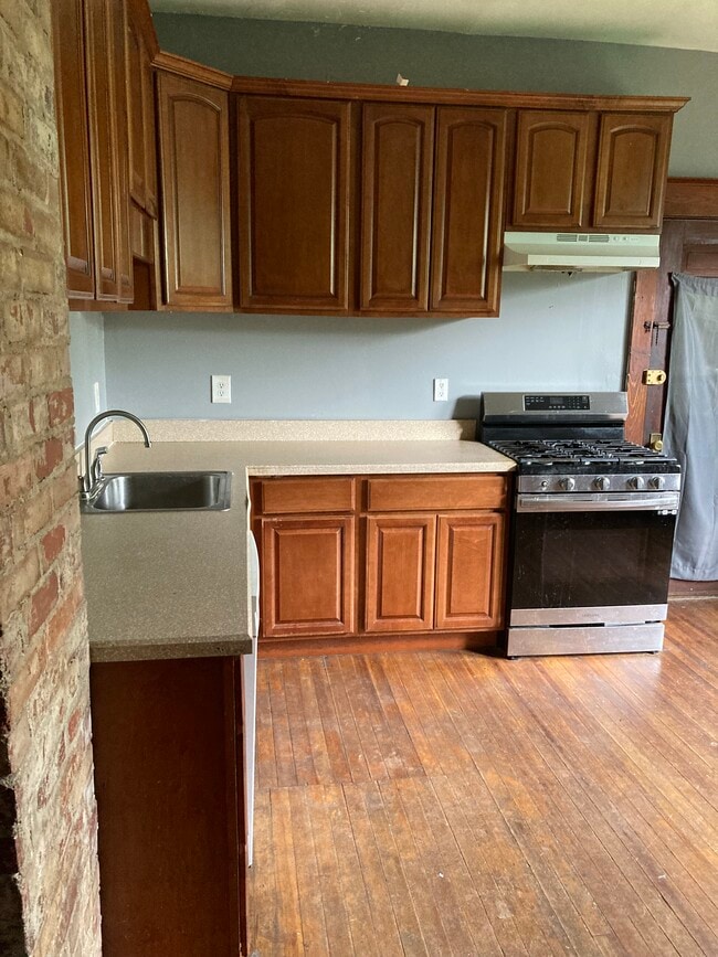 Building Photo - 325 Main St