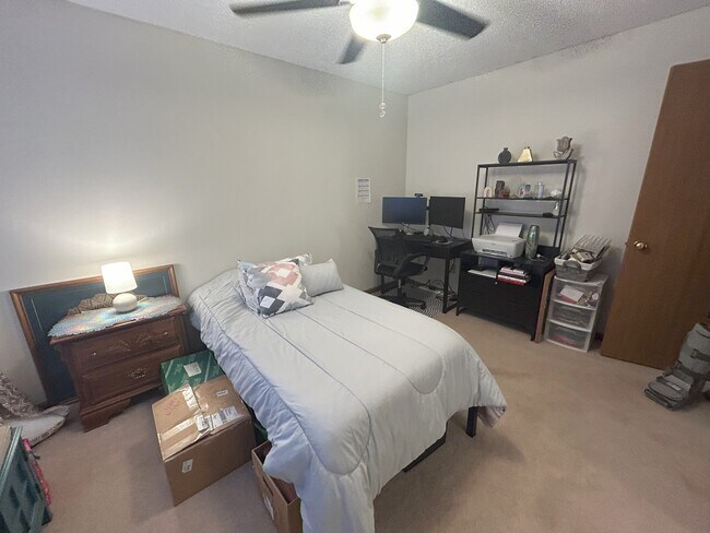 Building Photo - 1820 SW 6th St