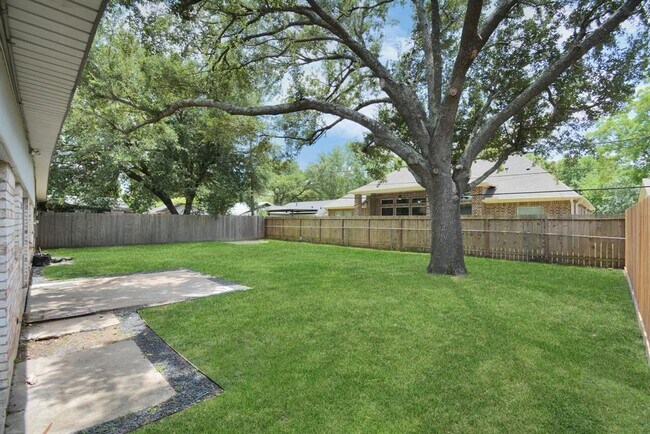 Building Photo - 10951 Shadow Wood Dr