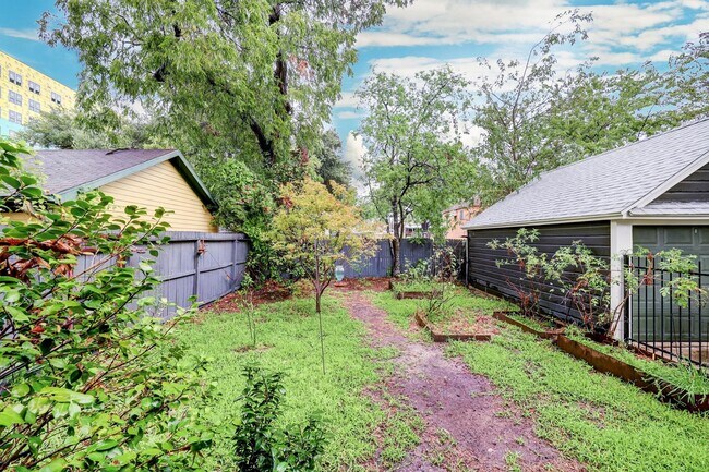 Building Photo - 610 Oakley St