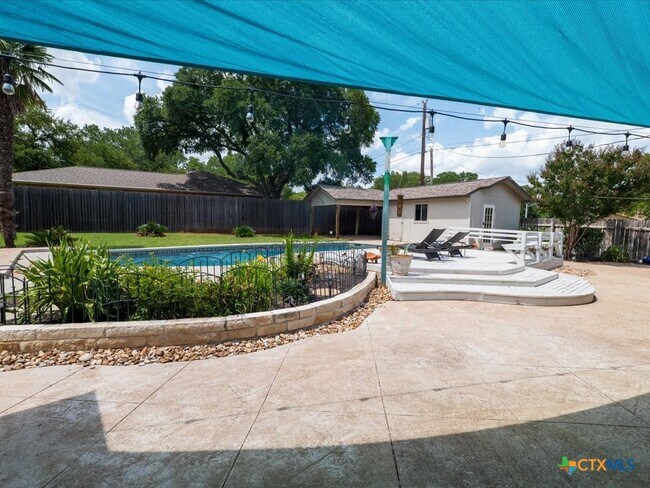 Building Photo - 300 Las Plumas Dr