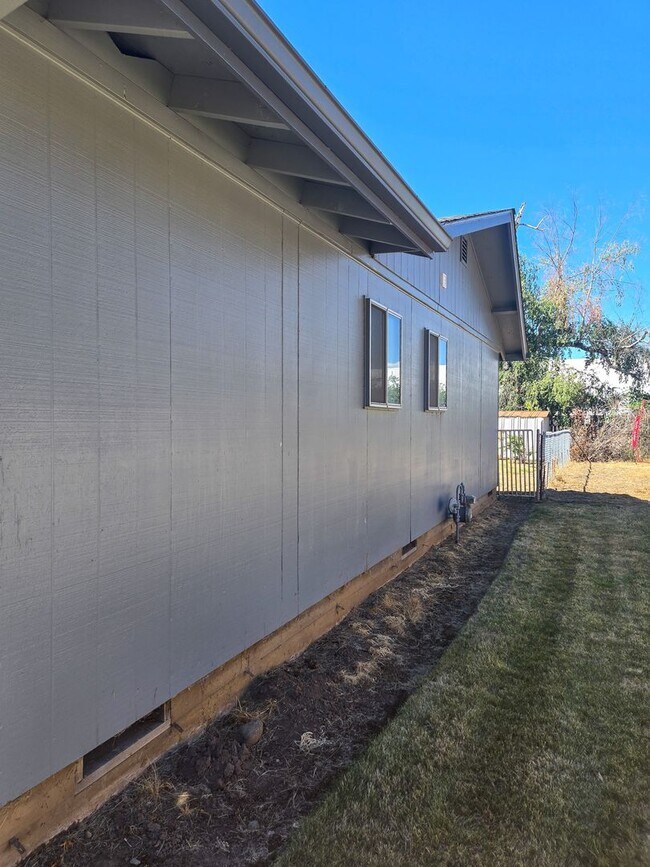 Building Photo - 11613 Pacific Ct NE