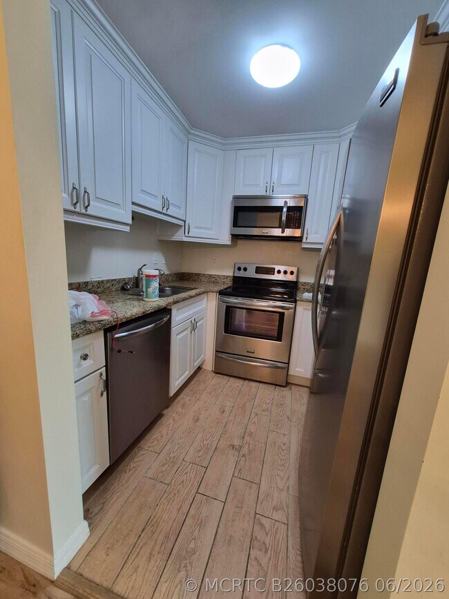 Building Photo - 27 Easthampton B