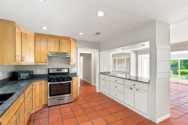 Building Photo - 3005 Village Dr
