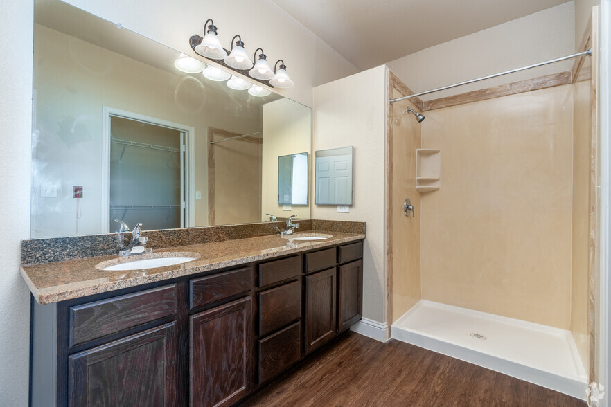 2BR, 2BA - 850SF - Bathroom - Pioneer Crossing Burkburnett Seniors