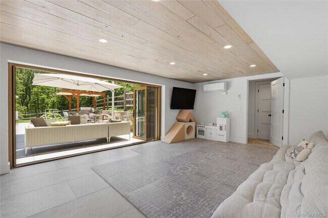 Building Photo - 90 Springhurst Rd