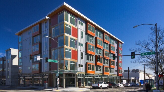 Building Photo - 4750 Roosevelt Way NE