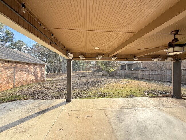 Building Photo - 118 Crystal Lake Dr