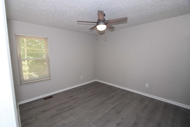 Building Photo - Stunning Remodeled 4 Bed 2 Bath Home