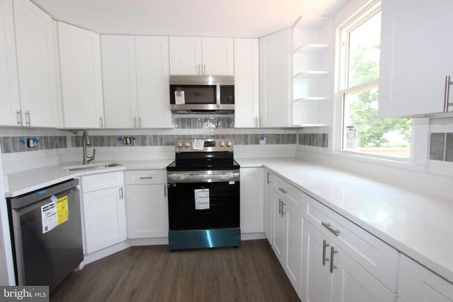 Building Photo - 7803 Woodbourne Ave