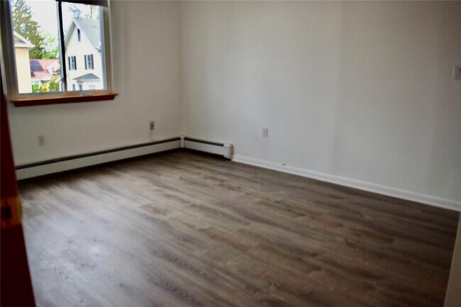 Building Photo - 24 Monroe Pl