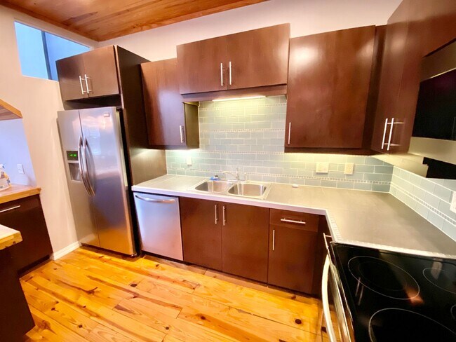 Building Photo - LUXURY TOWNHOME IN SODO 3/2.5 PLUS OFFICE AND BONUS ROOM  - DOWNTOWN ORLANDO