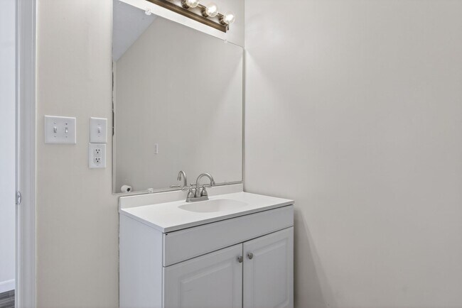 Building Photo - 1 bed/1 bath. Pet Friendly Travel Nurse