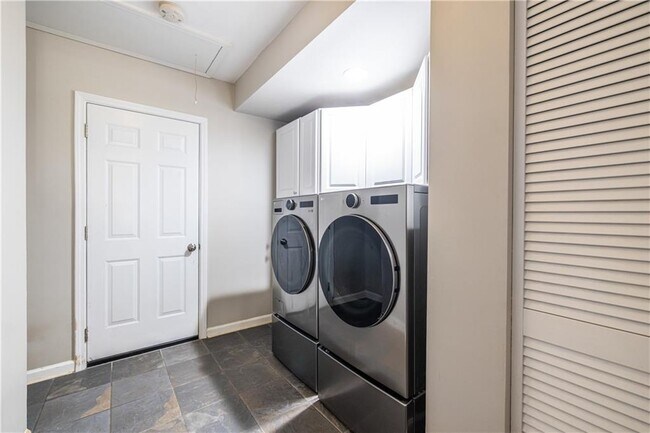 Building Photo - 2690 Camden Glen Ct