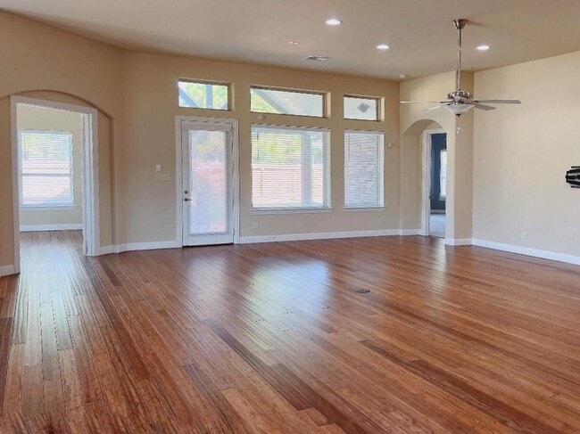Building Photo - 26726 Grey Peregrine Dr