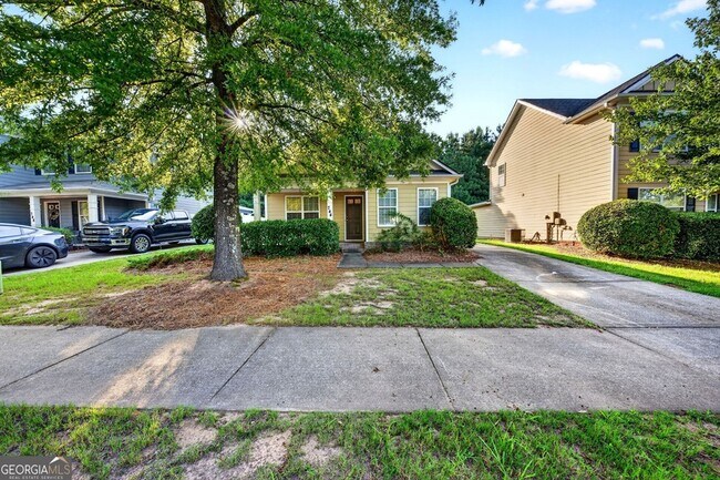 Building Photo - 744 W Vincent Dr