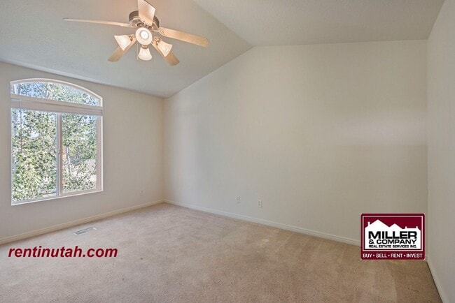 Building Photo - Cute Town House in gated community!!