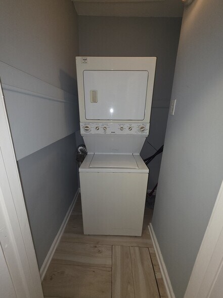 Building Photo - 1212 Holbrook St NE