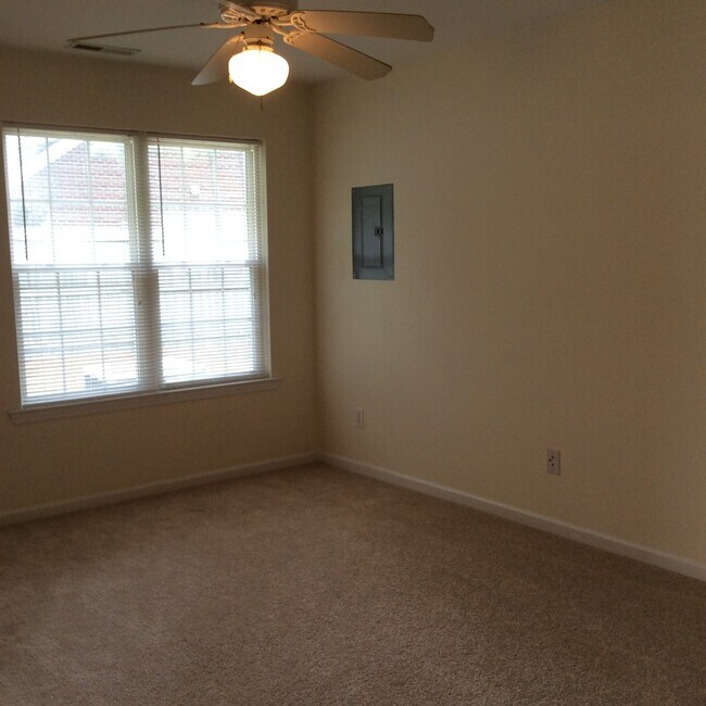 Building Photo - Updated flooring, McClelland Town homes 2BR/2Bath one level patio home, with back court yard! Clo...