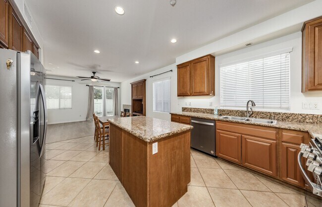 Building Photo - Spacious 3-bedroom with a Loft in Mission ...