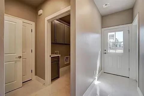 Building Photo - 616 Abadan Dr