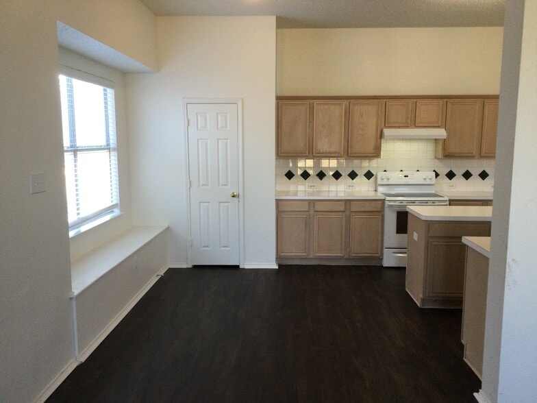 Building Photo - 300 Trailwood Dr