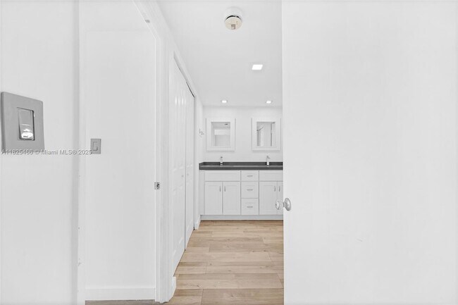 Building Photo - 20505 E Country Club Dr