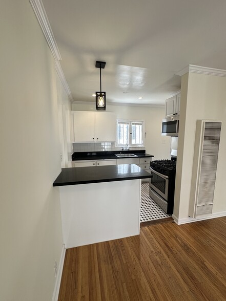 Building Photo - 630 N Plymouth Blvd