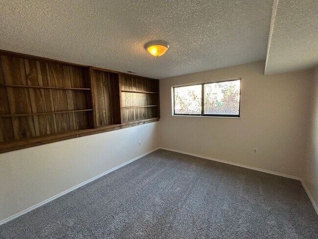 Building Photo - 2223 Ptarmigan Ln
