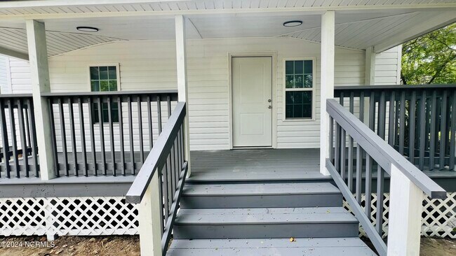 Building Photo - 112 E Dewey St