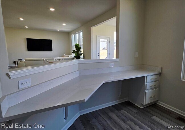 Building Photo - 2720 Tulip Wy