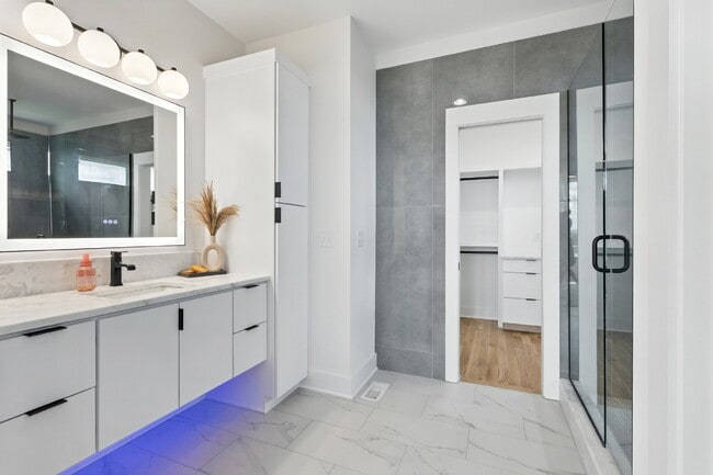 Building Photo - "Spacious 4-Bed, 4-Bath Gem in Nashville -...