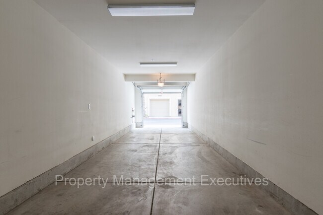 Building Photo - Newer 2 Bedroom, 2 Bath Townhouse with Garage