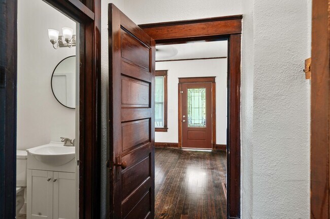 Building Photo - Charming 3-Bedroom Home with Spacious Layout and Bonus Utility Space