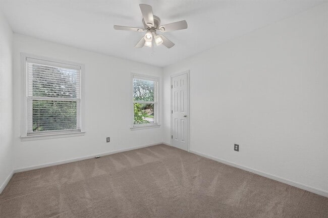 Building Photo - 1202 Knollpark Cir