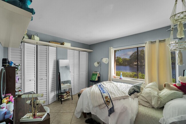 Building Photo - 261 Wimbledon Lakes Dr