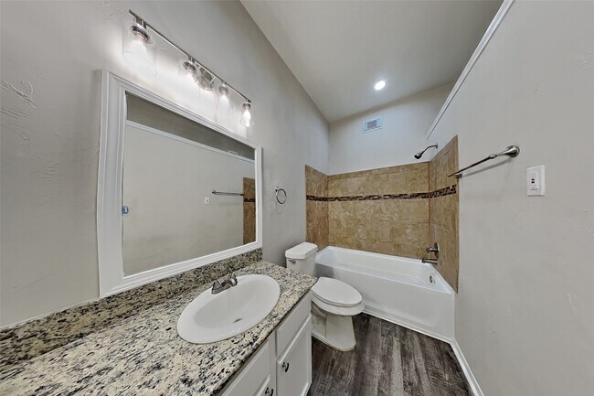 Building Photo - 2515 Chestnut Cir