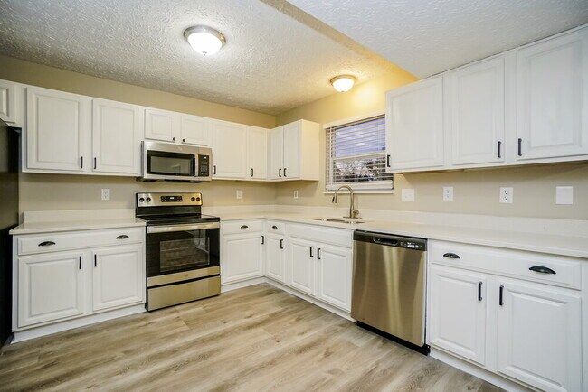 Building Photo - 1994 Ashburn Dr