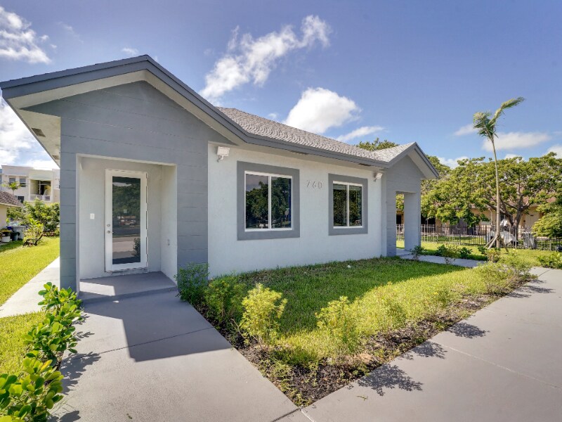 Building Photo - 760 SW 10th St